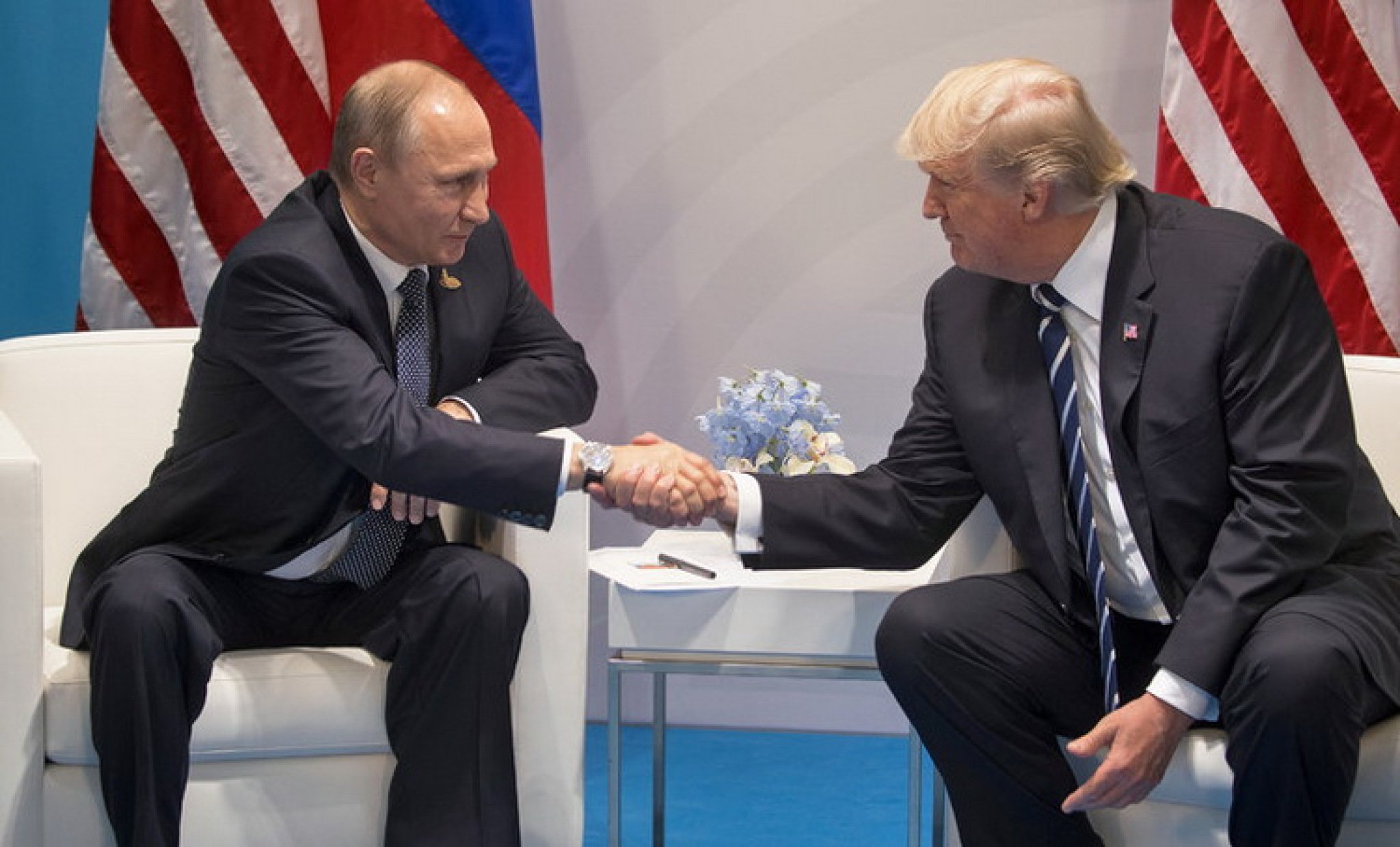 FcbveISA2D-kako-amerikanskiot-kongres-mu-namigna-na-putin-a-mu-vrza-vrela-slakanica-na-tramp