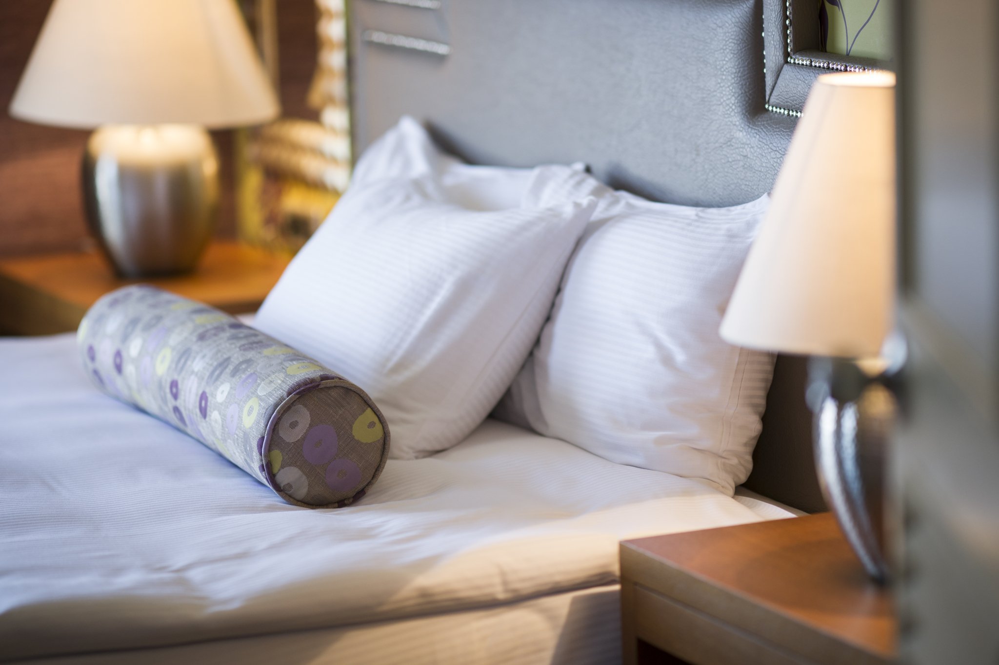 hotel-room-with-white-sheets