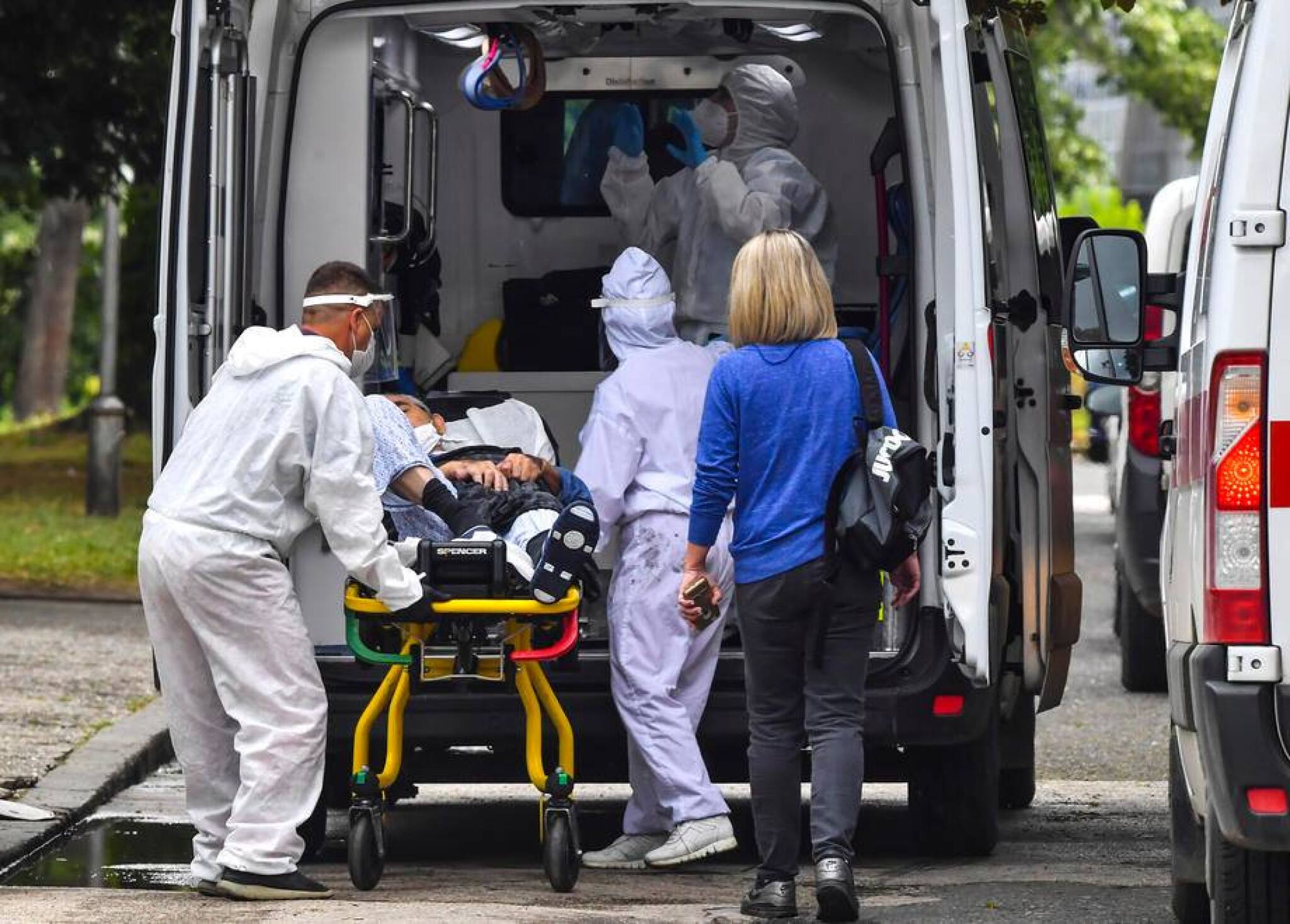 koronavirus-kovid-19-pacient-lekari-2