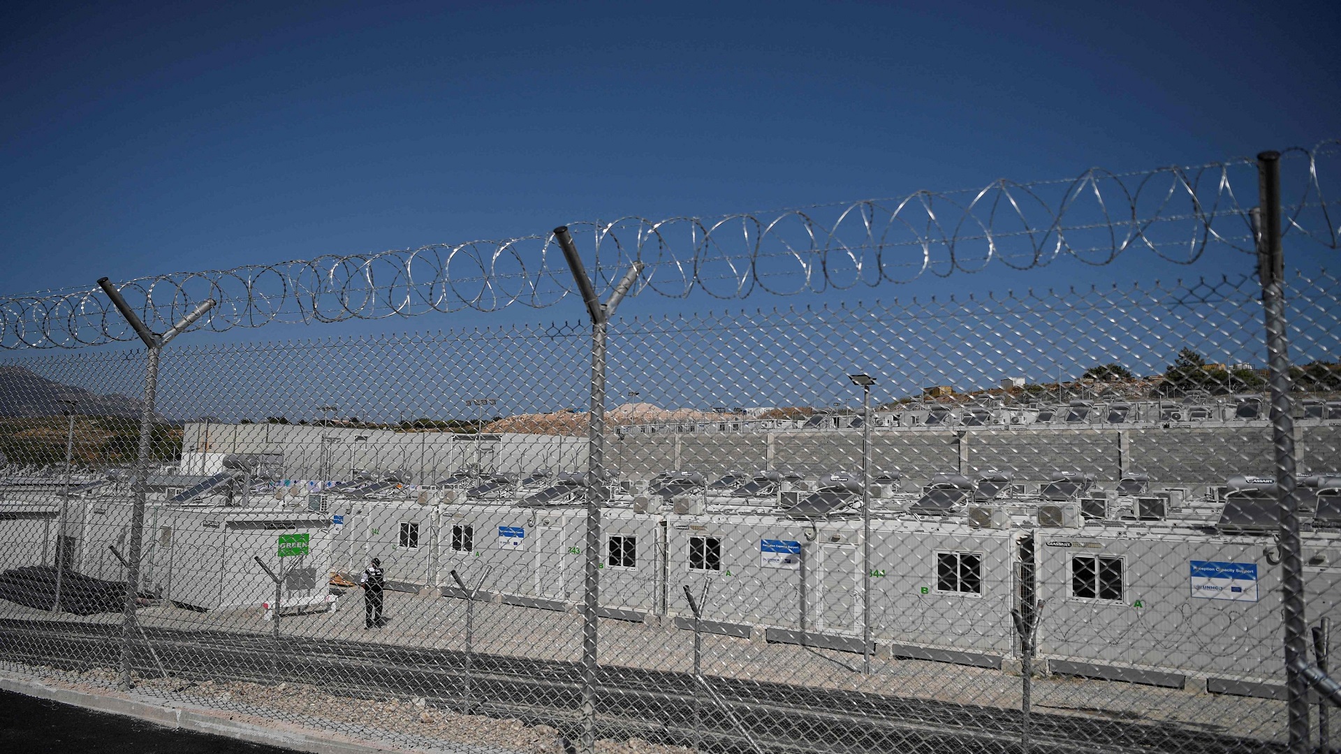 ЕУ забележува сериозни пропусти во скапиот грчки модел на бегалски