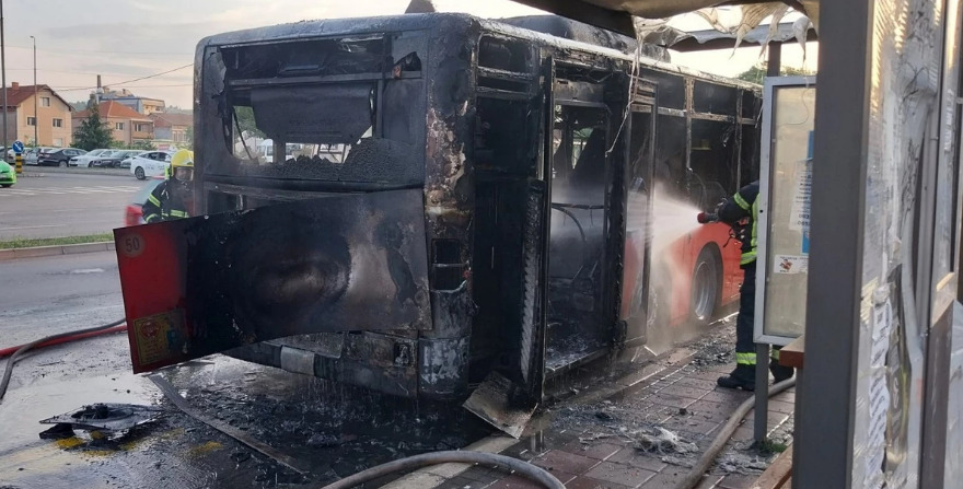 (Видео) Автобус се запали во Ниш, луѓето бегале во паника