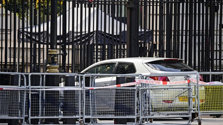 (Видео) Автомобил се заби во резиденцијата на британскиот премиер