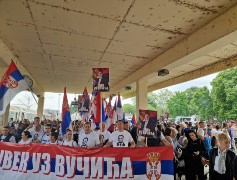 (Видео) Граѓани од цела Србија се упатија кон Белград: Се скандира „Србија, Србија“