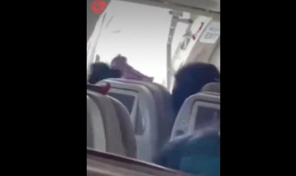 (Видео) Драма во авион: Вратата се отвори среде лет, луѓето