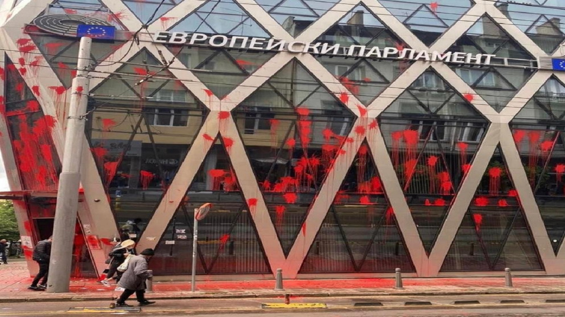(Видео) Проруската партија Вазраждане ги вандализира канцелариите на ЕУ во Софија