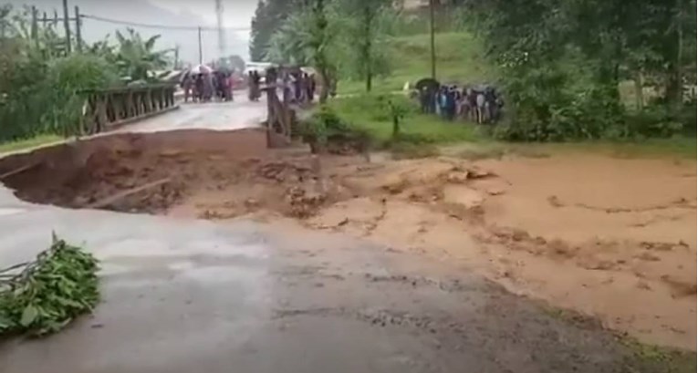 (Видео) Силен дожд во Руанда, најмалку 55 лица загинаа во поплави и лизгање на земјиштето