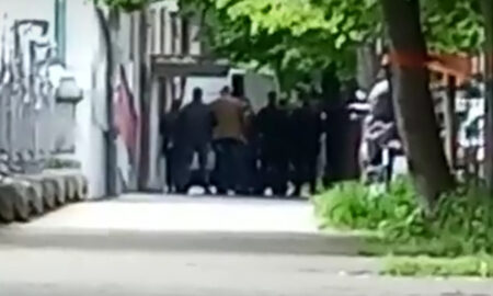 (Вознемирувачко видео) Телата на децата се изнесуваат од училиштето во Белград