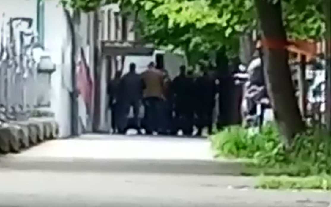 (Вознемирувачко видео) Телата на децата се изнесуваат од училиштето во Белград