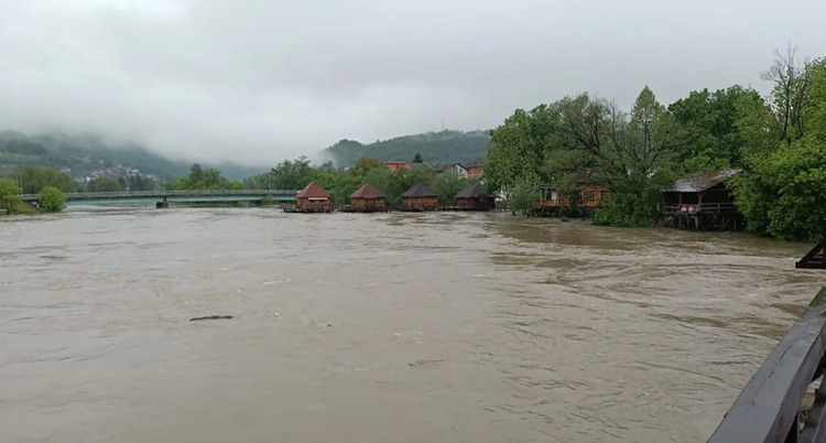 Големи поплави во западна Босна, стотици куќи под вода, жителите