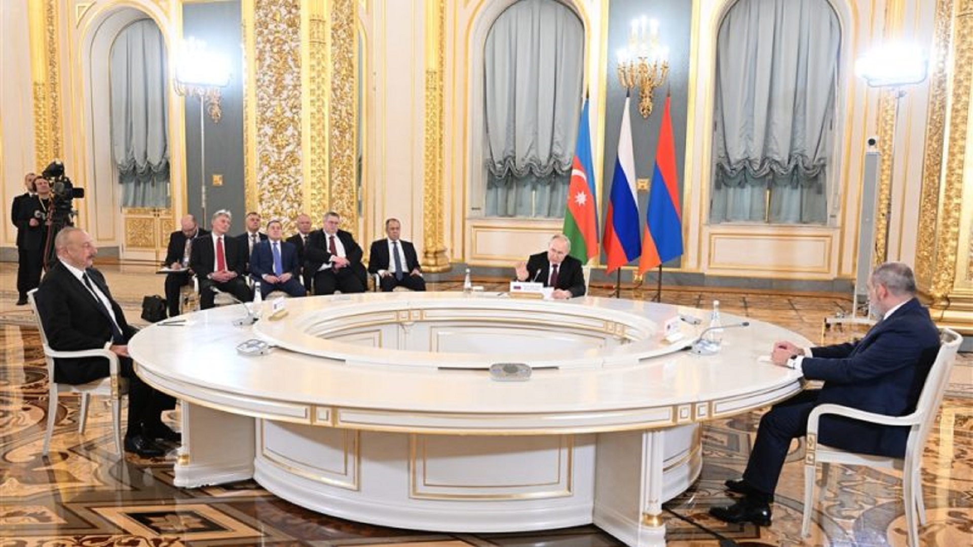 Ерменија и Азербејџан оптимисти на разговорите со посредство на Путин