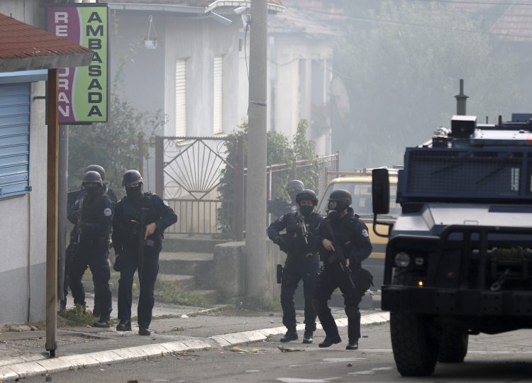 Маж пукал со „калашников“ во луѓе во Приштина