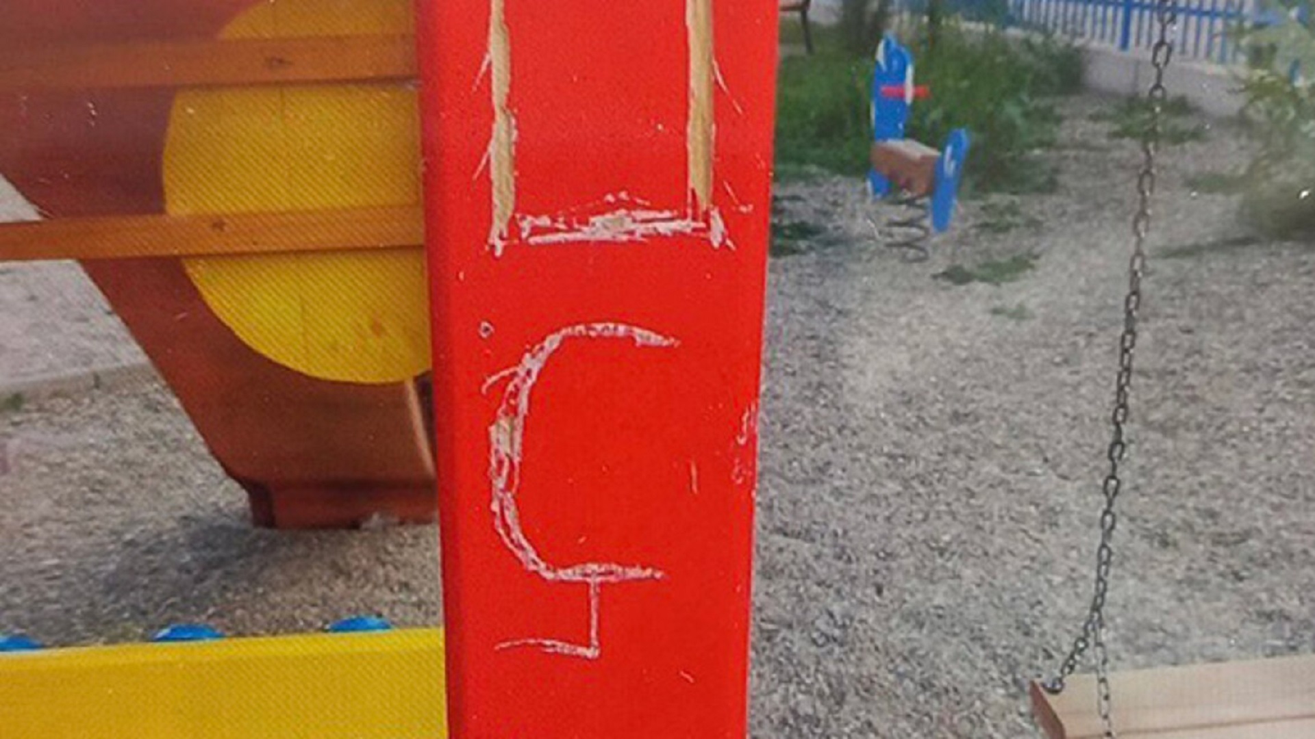 Натписи „УЧК“ на детско игралиште во селото Угљаре во Косово