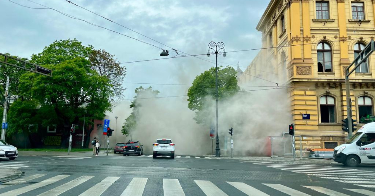 Скеле и ѕид од зграда паднаа среде улица во центарот на Загреб