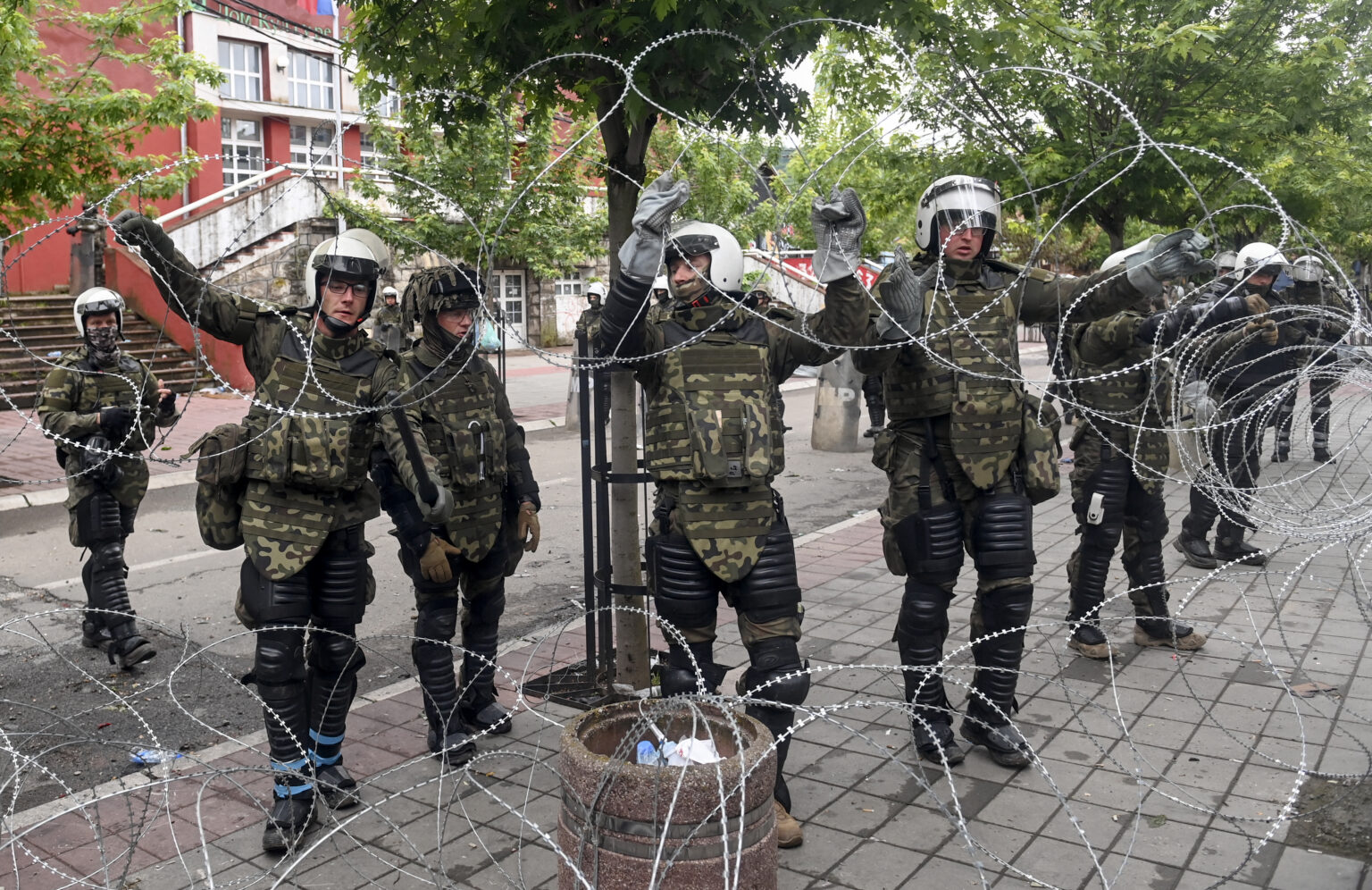 Бодликава жица, зовриена атмоссфера, блокирани општини – Србите четврти ден протестираат на северот на Косово