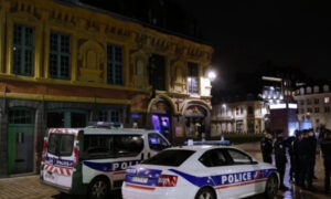 (Видео) Бурна ноќ во Франција по убиството на тинејџер: Уапсени 20 лица, полицијата употреби солзавец