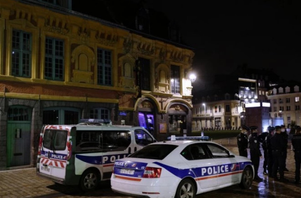 (Видео) Бурна ноќ во Франција по убиството на тинејџер: Уапсени 20 лица, полицијата употреби солзавец