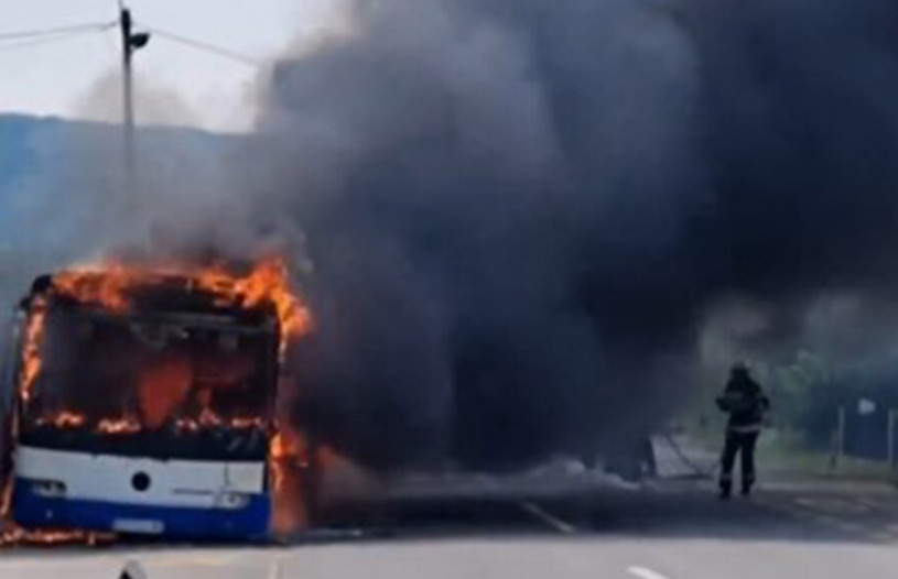 (Видео) Изгоре автобус кај Крушевац, патниците успеале навреме да излезат од возилото