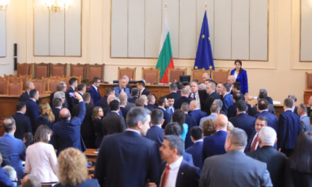 (Видео) „Што се криеш бе, дојди!“ – тепачка во бугарскиот парламент