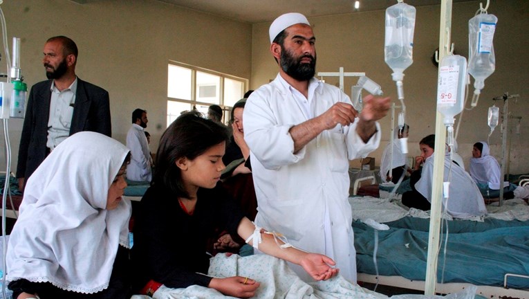Околу 60 девојчиња отруени на училиште во Авганистан