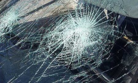 Тешка сообраќајка на автопатот кај Чачак: Се судриле автомобил и комбе, патничкото возило се превртело