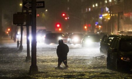 Апокалипса во Њујорк: еден загинат во катастрофалните поплави, граѓаните добија итно предупредување