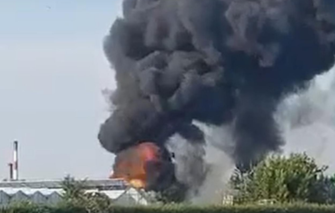 (Видео) Огромен пожар во Осиек: црн чад во воздухот, пожарникарите се борат со огнот
