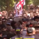 (Видео) Хомофоби ја нападнаа парадата на гордоста во Грузија: запалени знамиња, судири со полицијата