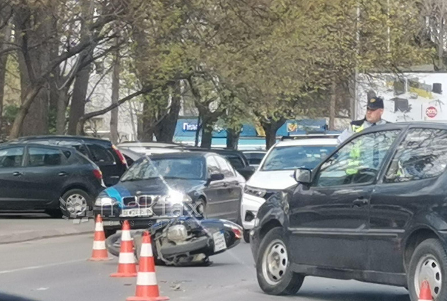 Возач на мопед во болница, тешка несреќа во Карпош