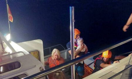 Драма во Которскиот залив: спасувачите во текот на ноќта евакуирале 9-месечно бебе од брод за крстарење