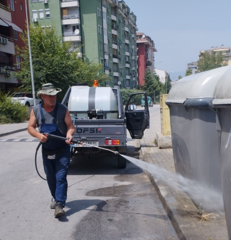 Општина Кисела Вода ги мие контејнерите на своја територија