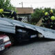 Покрив падна врз автомобили во Загреб, пожарникарите го придвижуваа