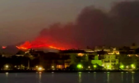 Родос и Крф во пламен, грчка министерка до туристите: Не е страшно, дојдете