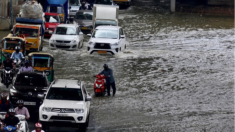 Страшни поплави во Индија: Повеќе од 20 лица загинаа, најмногу дожд во последните 40 години