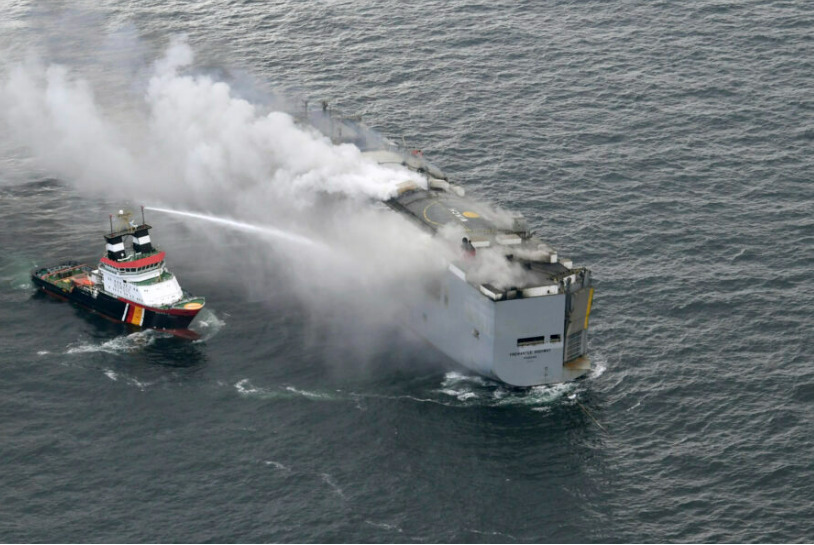Товарниот брод во Холандија гори од минатиот вторник, превезувал 4.000 автомобили