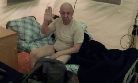 (Фото) Се појави фотографија со Пригожин како седи на кревет во шатор