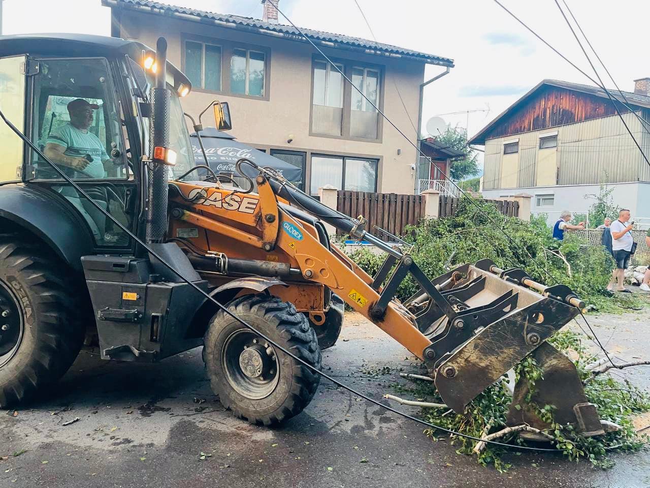 (Фото+видео) Службите во Општина Бутел излегоа на терен да расчистат по невремето, подвозниците непроодни