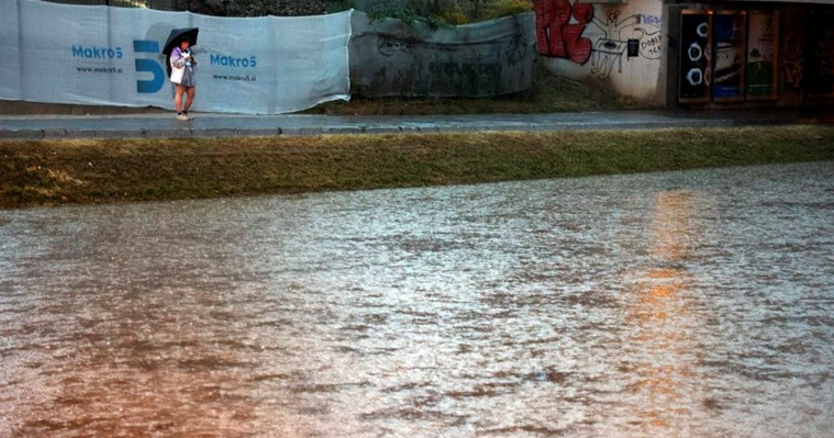 Во Словенија расте водостојот на реките, се стравува од поплави и одрони, дел од граѓаните се евакуирани
