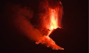 Вулканот Етна еруптираше на Сицилија, затворен е аеродромот во Катанија