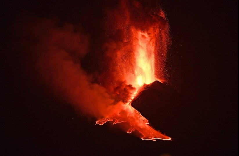 Вулканот Етна еруптираше на Сицилија, затворен е аеродромот во Катанија