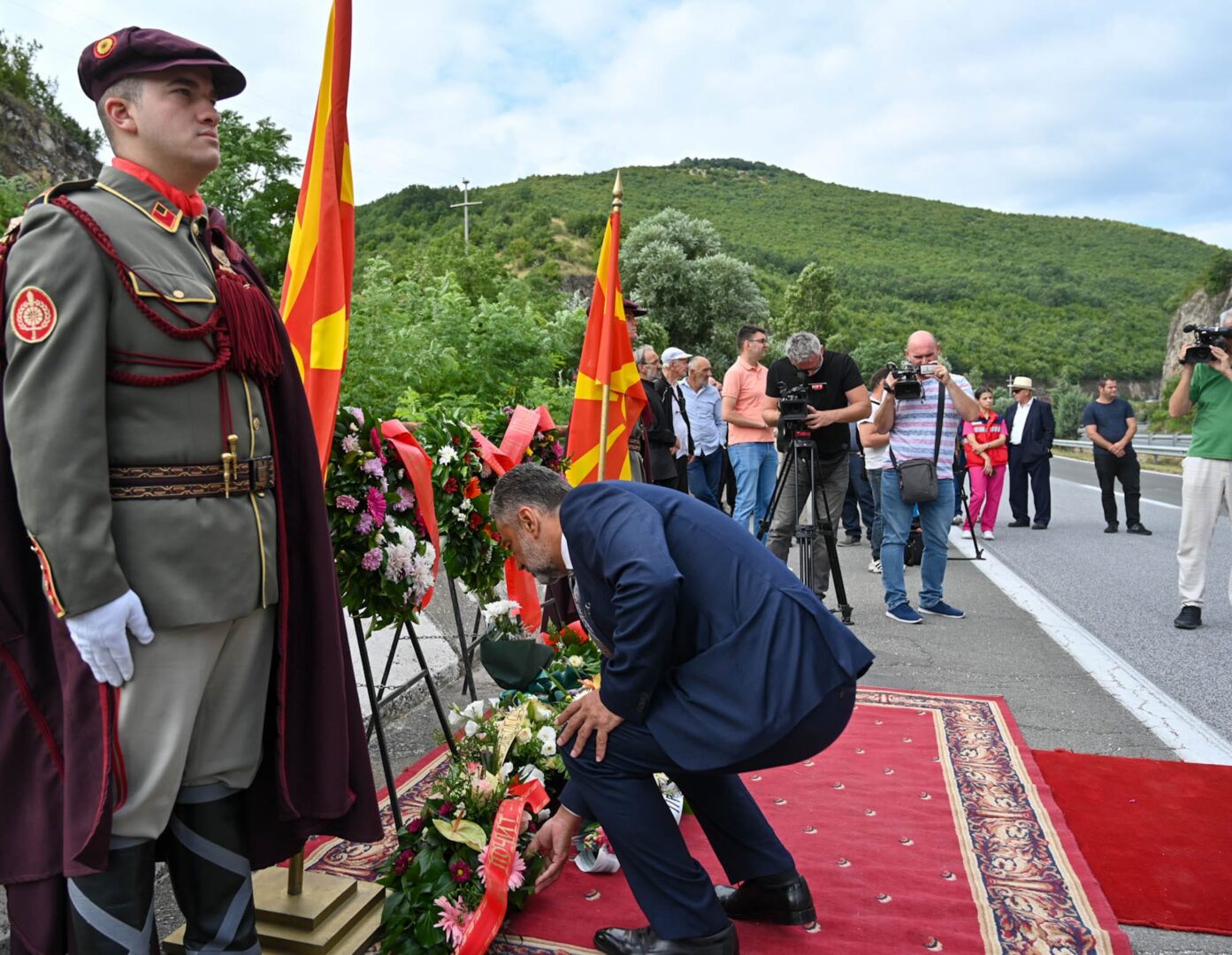 Делегација на СДСМ оддаде почит на загинатите бранители во месноста Карпалак