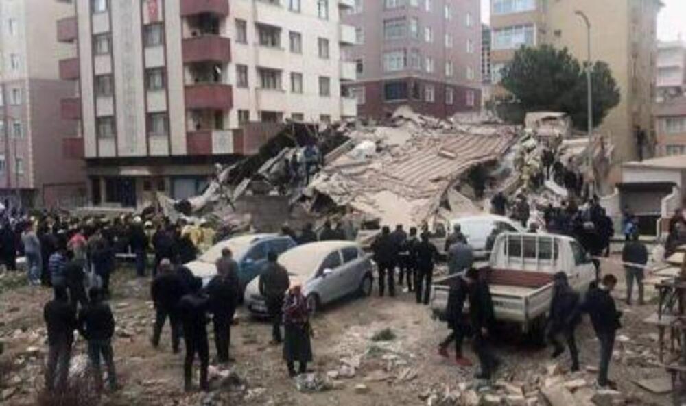 Се урна историска зграда во Истанбул, едно лице затрупано под урнатините