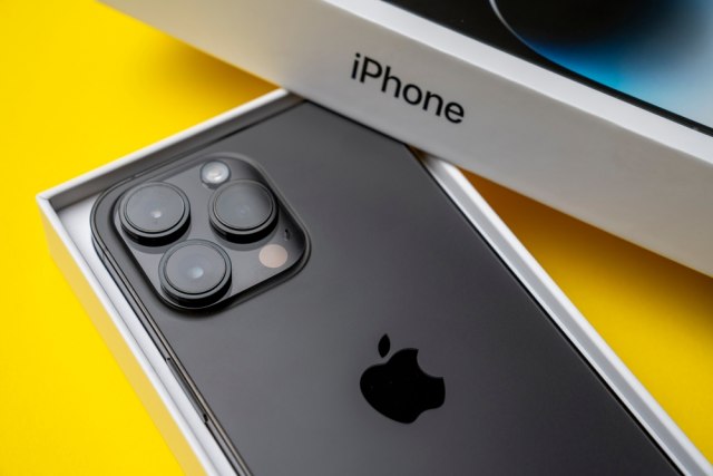 iPhone-от има црн круг до камерите, дали знаете за што е тоа?