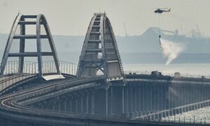 Британија: Русите изградија подводна бариера кај мостот на Крим, сакаат да спречат нов напад