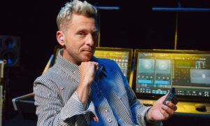 ВИДЕО: Рајан Тедер од „OneRepublic“ со помош на слушалките Galaxy Buds2 Pro ја ремастерираше „Counting Stars“
