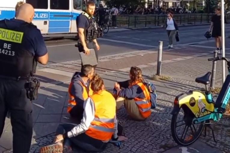 (Видео) Активисти за заштита на животната средина залепени на 20 патишта во Берлин: „Сега користат појако лепило“
