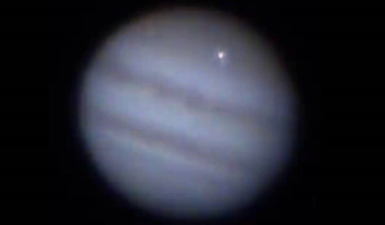 (Видео) Аматерски астрономи снимија огромен блесок на Јупитер
