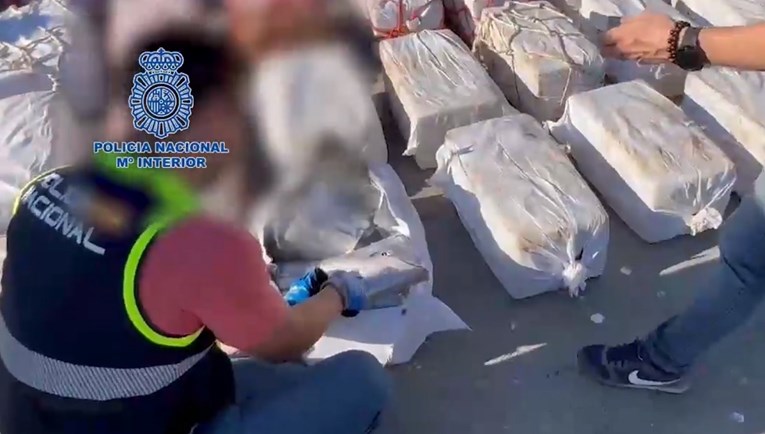 (Видео) Балкански картел во Шпанија фатен со повеќе од два тони кокаин