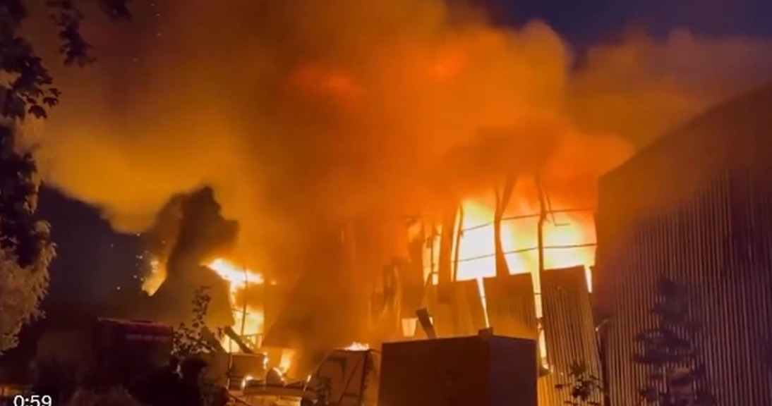 (Видео) Воздушен напад на Лавов: пожар во индустриски магацин, две лица во урнатините