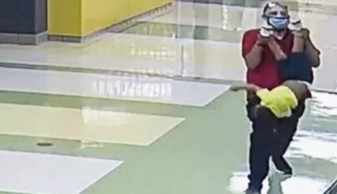 (Видео) Вработен во училиште во САД удрил дете со аутизам во главата и го држел за нозете