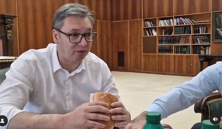 (Видео) Вучиќ ги испрати министрите во продавница по леб, мајонез и јогурт, па говореше за намалувањето на цените